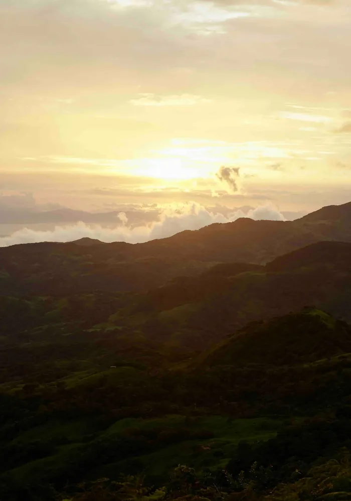 Atardecer dorado sobre las montañas de San Ramón