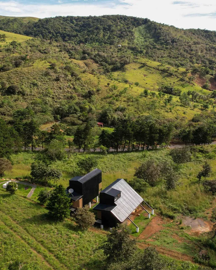 Vista desde el aire de las dos cabañas entre el potrero y la montaña